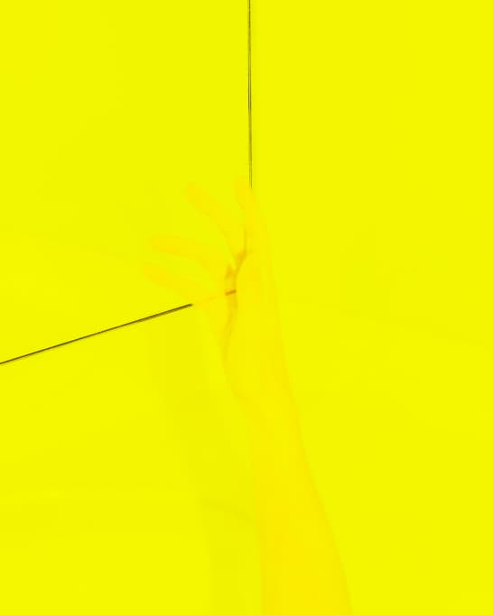 Рука, утопленная в желтом фоне